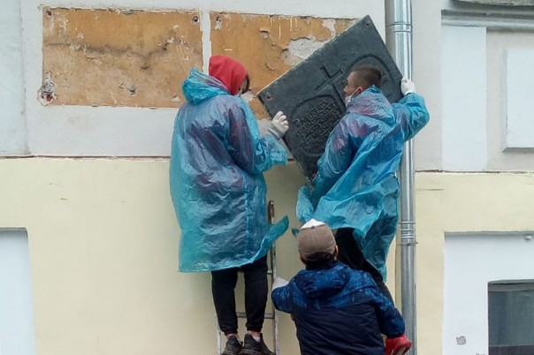 В Твери со здания медуниверситета демонтировали незаконно установленную мемориальную табличку