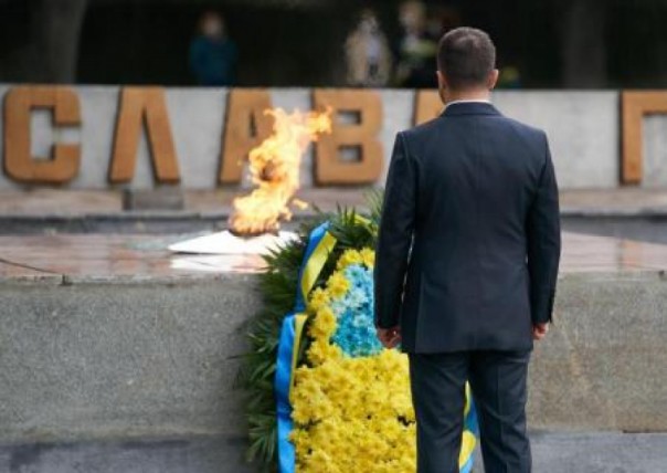 Зеленский почтил память павших советских солдат на границе с Россией