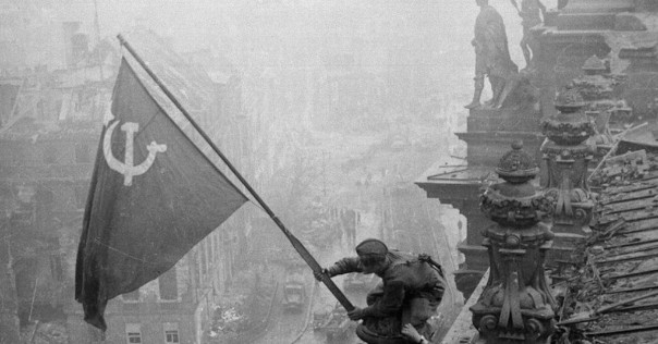 Facebook блокирует фото советского солдата с флагом над Рейхстагом