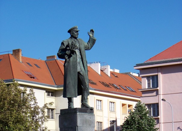 «Ваше время прошло!» В ФРГ отчитали чехов за снос советского памятника