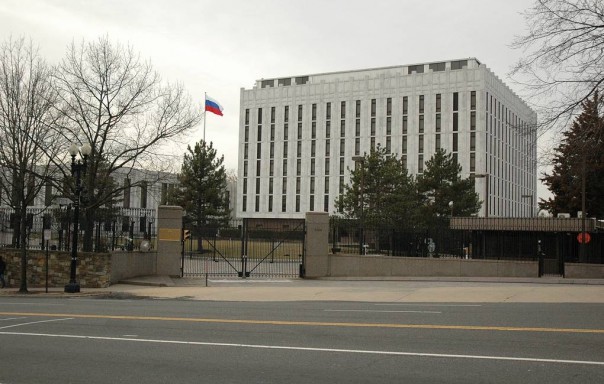 Белорусы, казахстанцы и украинцы просят посольство России помочь с выездом из США