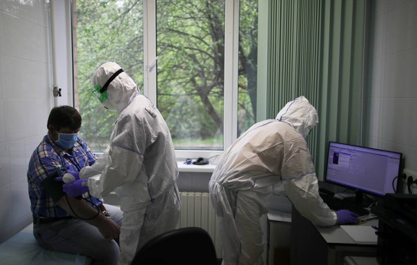 СК начал проверки по фактам невыплат компенсаций медикам в более чем 10 регионах