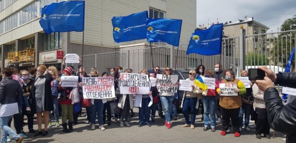 В Харькове на акции медиков против закрытия родильного отделения облили зелёнкой главу местной ОПЗЖ Лесика