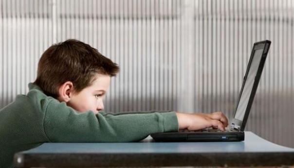 Российские школьники из малообеспеченных семей летом получат компьютеры