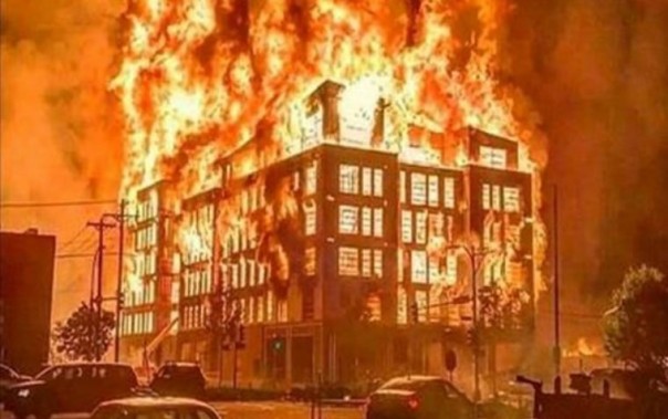 Глядя на судороги «счастливого общества»