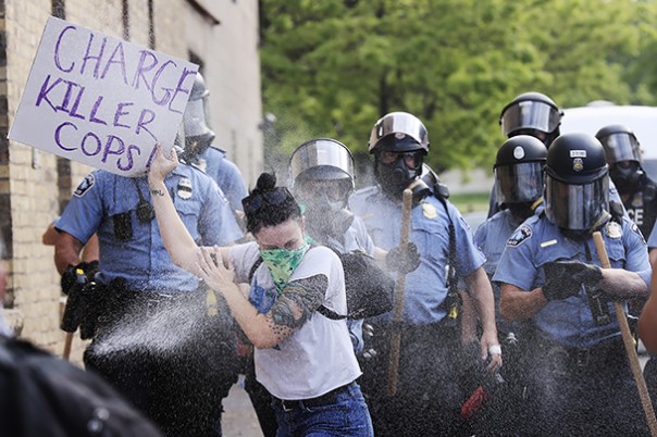 Секретная служба США преградила доступ протестующим к Белому дому. Полиция открыла огонь по протестующим перечными шариками