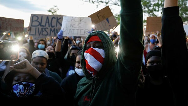 Америке предлагают выбирать между расизмом и анархией. Ирина Алкснис