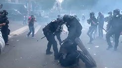 Французский полицейский спецназ забили камнями и бутылками в самом центре Парижа