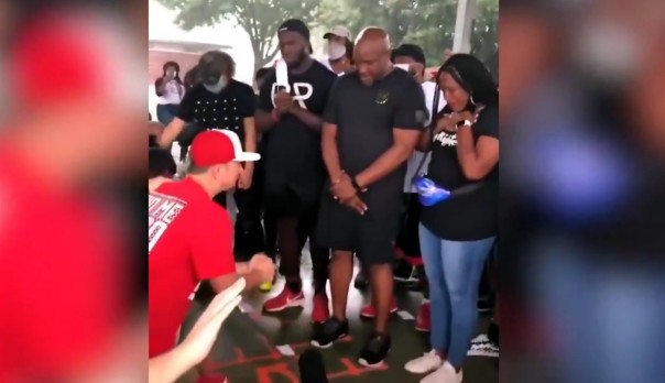 Белые американцы встали на колени перед темнокожими и попросили прощения за годы расизма