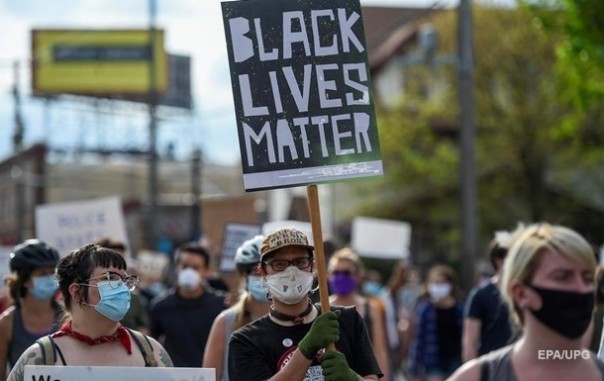 В США машина протаранила строй полицейских