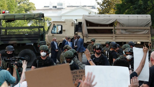 В Вашингтоне полицейские оттеснили участников акции протеста от Белого дома