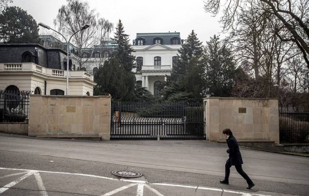 Чехия объявила двух сотрудников посольства России персонами нон грата