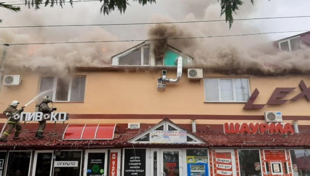 В Башкирии вспыхнул торговый центр. Видео