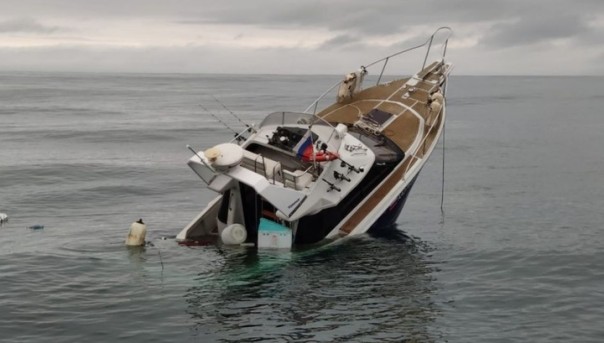 Катер пошел ко дну около известной достопримечательности на Камчатке. Видео