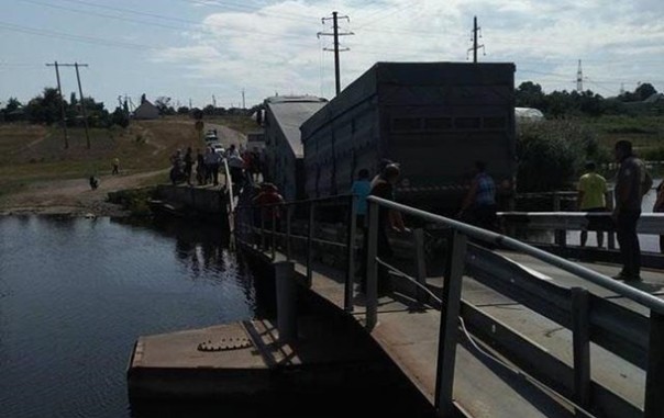 На Николаевщине под фурой обвалился мост