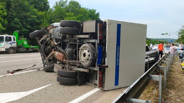 Автозак с заключенными и полицейскими перевернулся под Краснодаром