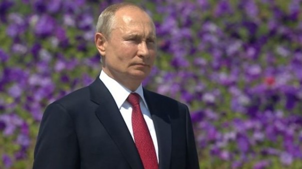 Путин поднимает государственный флаг и вручает звёзды Героя труда