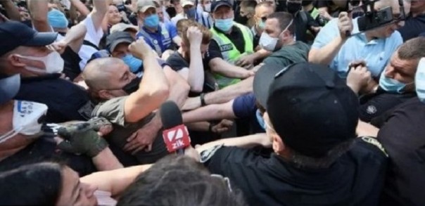 Вакханалия в Киеве у здания суда: драки с полицией и журналистами