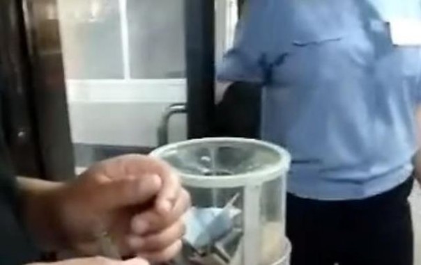 "Страна-смартфония": В киевском метро проезд оплачивали в "стеклянную копилочку"