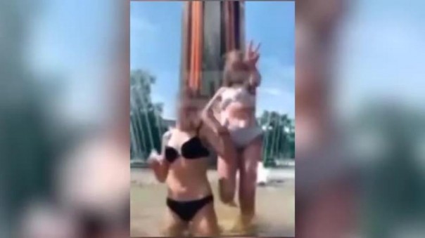 Чёртовы TikTokеры: Школьницы станцевали в белье у мемориала Победы