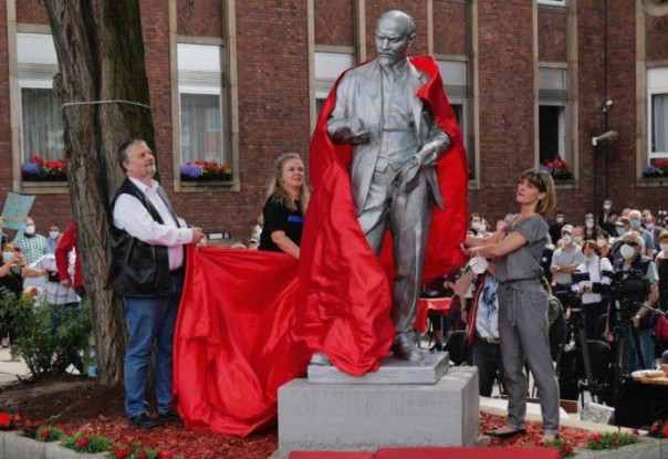 Война памятникам — мир дворцам?