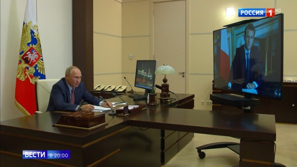 Путин тепло пообщался с Макроном по видеосвязи
