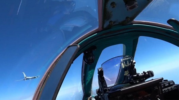 Появилось видео полета российских Ту-142 над Арктикой