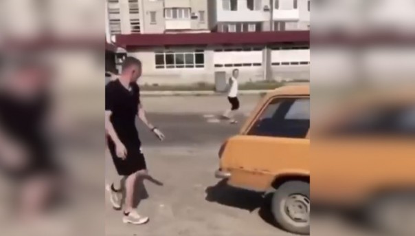 Смертельное противостояние прохожего и вооруженного дебошира на Украине попало на видео