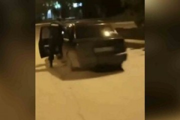 В Ростовской области женщина протащила полицейского на двери машины