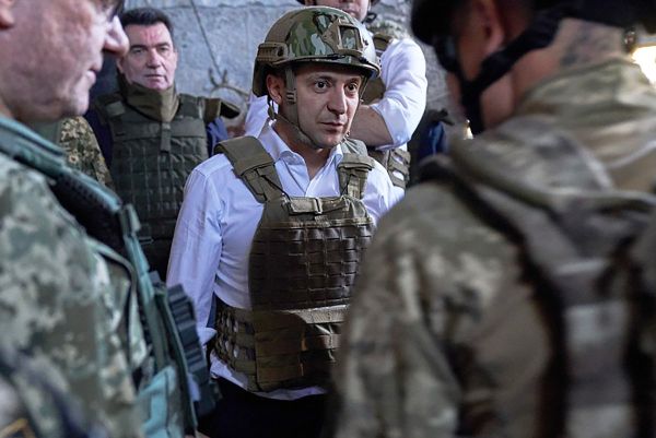 Польский политолог: Зеленский готовит общество к капитуляции по Донбассу