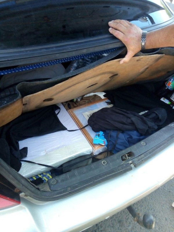 Украинец пытался провезти в страну портреты Путина и символику СССР | В Одессе задержали бабушку за красную футболку с надписью СССР