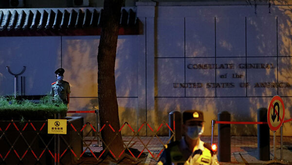 Со здания генконсульства США в китайском Чэнду спустили американский флаг