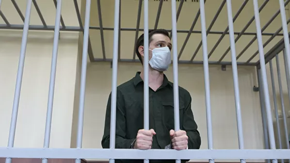 В Москве студента из США приговорили к колонии за драку с полицейскими