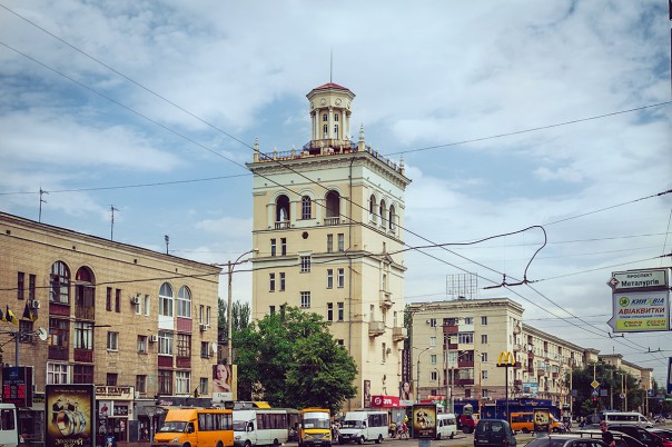 Запорожские партизаны вставили бутылку в символ нэзалёжности