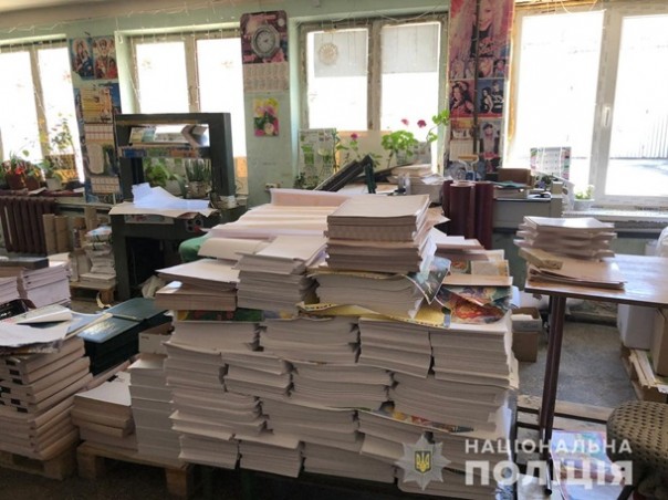 В Харькове делец продал коммунальному учреждению здравоохранения несуществующие фотоальбомы на миллионы