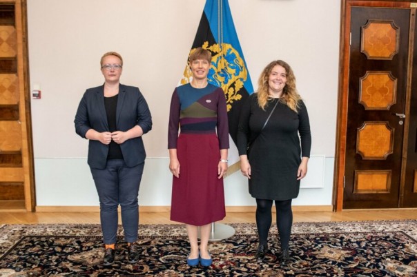 Эстонское объединение ЛГБТ вручило президенту Эстонии свой знак отличия