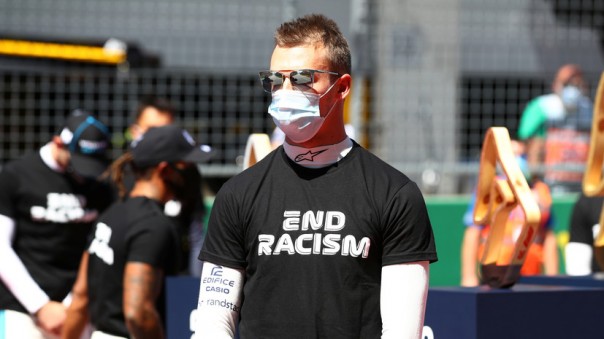 Квят и еще пять гонщиков не встали на колено перед Гран-при Австрии