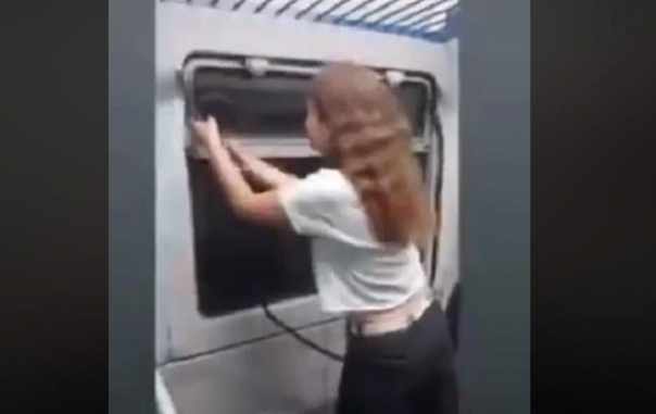 Юные вандалки устроили погром в поезде