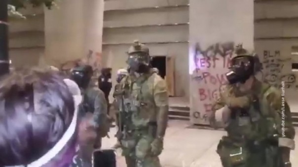 В США полицейский попал снарядом с газом прямо в голову демонстранта