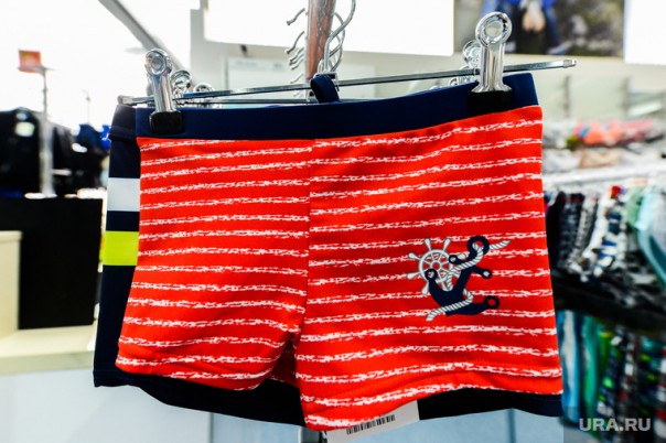 В Свердловской области на пляже избили мужчину. Он переодевал плавки на виду у детей