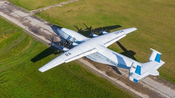 Крупнейший в мире: российские военные подняли в воздух самолет "Антей"