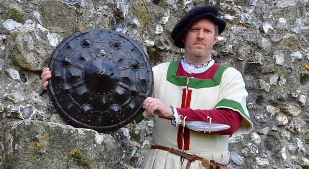 Как совместить пистолет и щит?