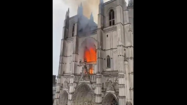На западе Франции полыхает уникальный многовековой кафедральный собор святого Петра и Павла
