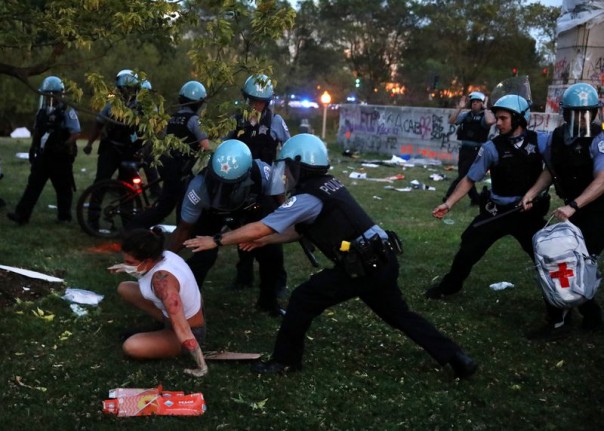 В Чикаго около 18 полицейских пострадали, защищая памятник Колумбу