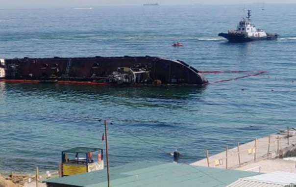 Во время буксировки танкера "Делфи" оборвалась крепления одного из канатов