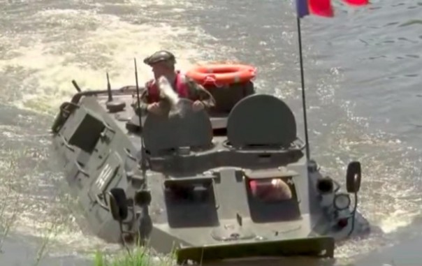 Министра обороны Молдовы во время военных учений ударила по лицу рыба