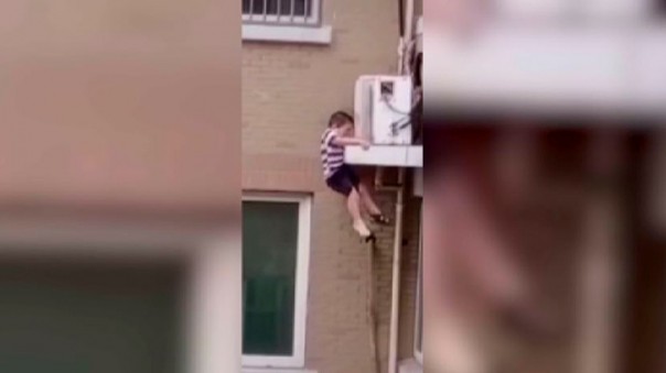 Мужчина поймал сорвавшегося с 5 этажа ребенка