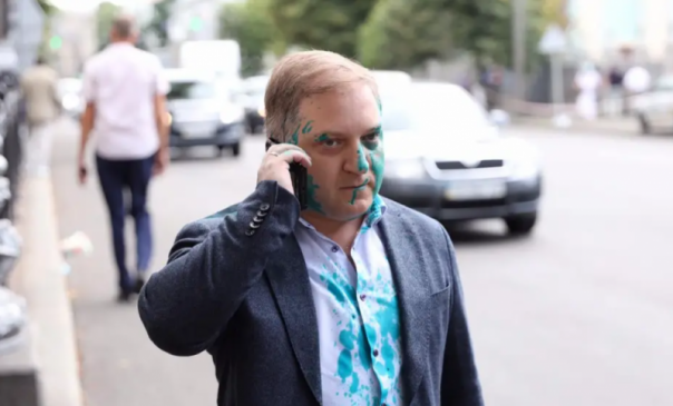 Депутата от ОПЗЖ Волошина перед Верховной Радой «прибитые патриоты» облили зеленкой