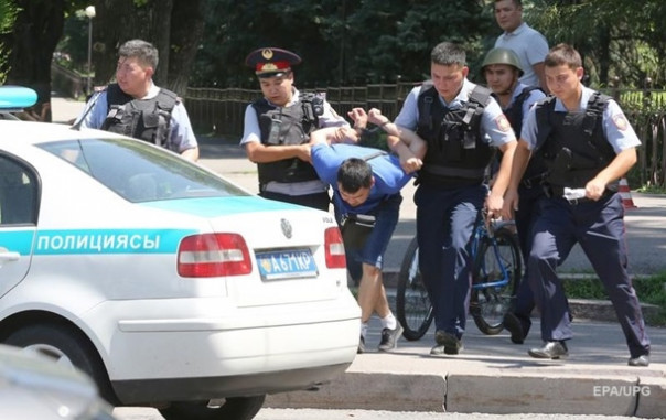 Полицейский выпрыгнул с 3 этажа за педофилом