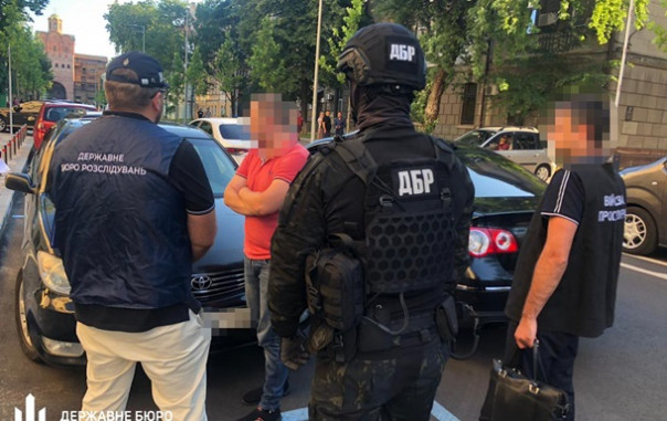 "Стартап не пошёл". Работник СБУ "крышевал" девушек по вызову